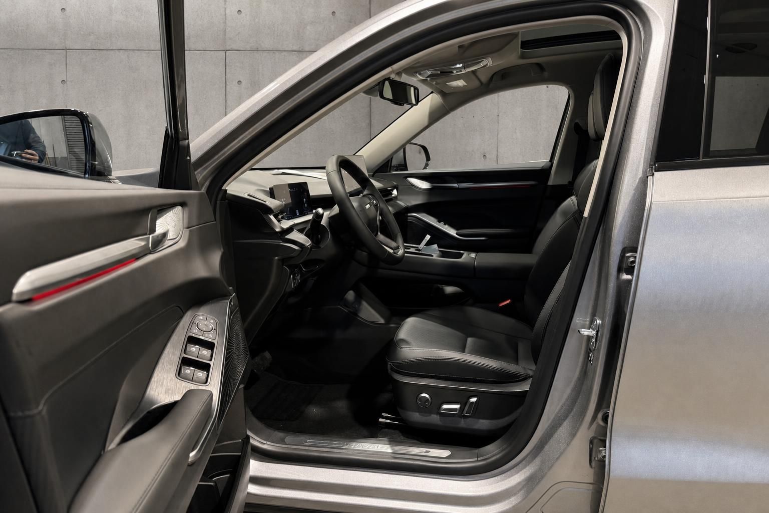 Haval Innenraum mit schwarzen Lederesitzen und Cockpit-Detail