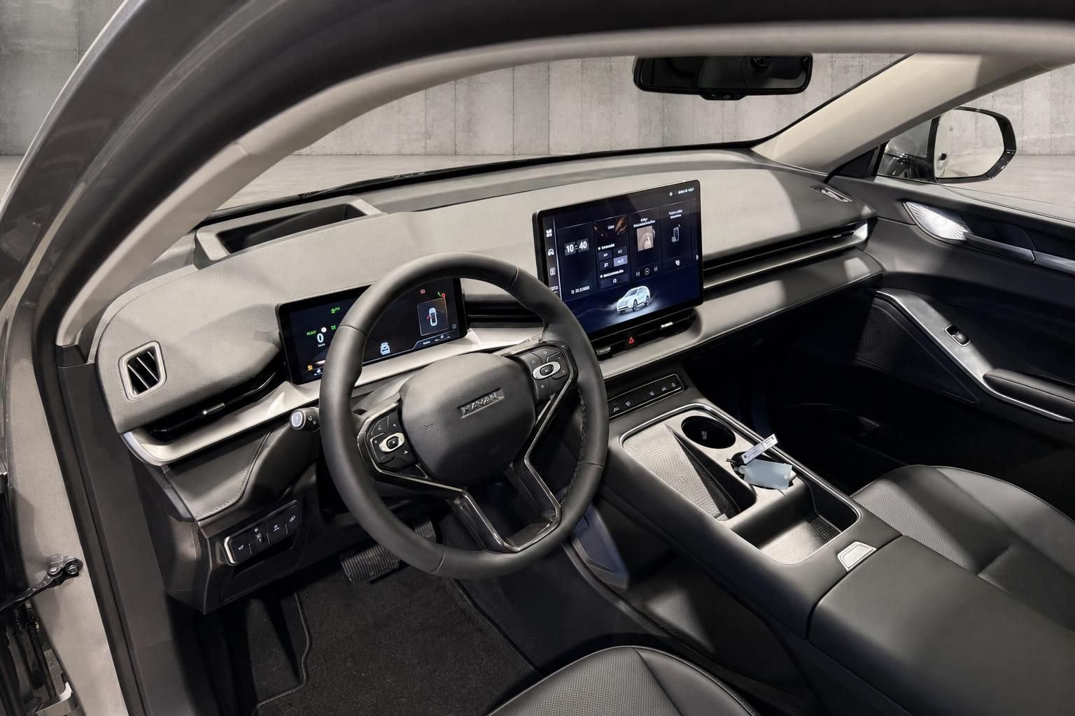 Fahrzeug Cockpit mit Lenkrad und digitalem Multimediadisplay im Innenraum