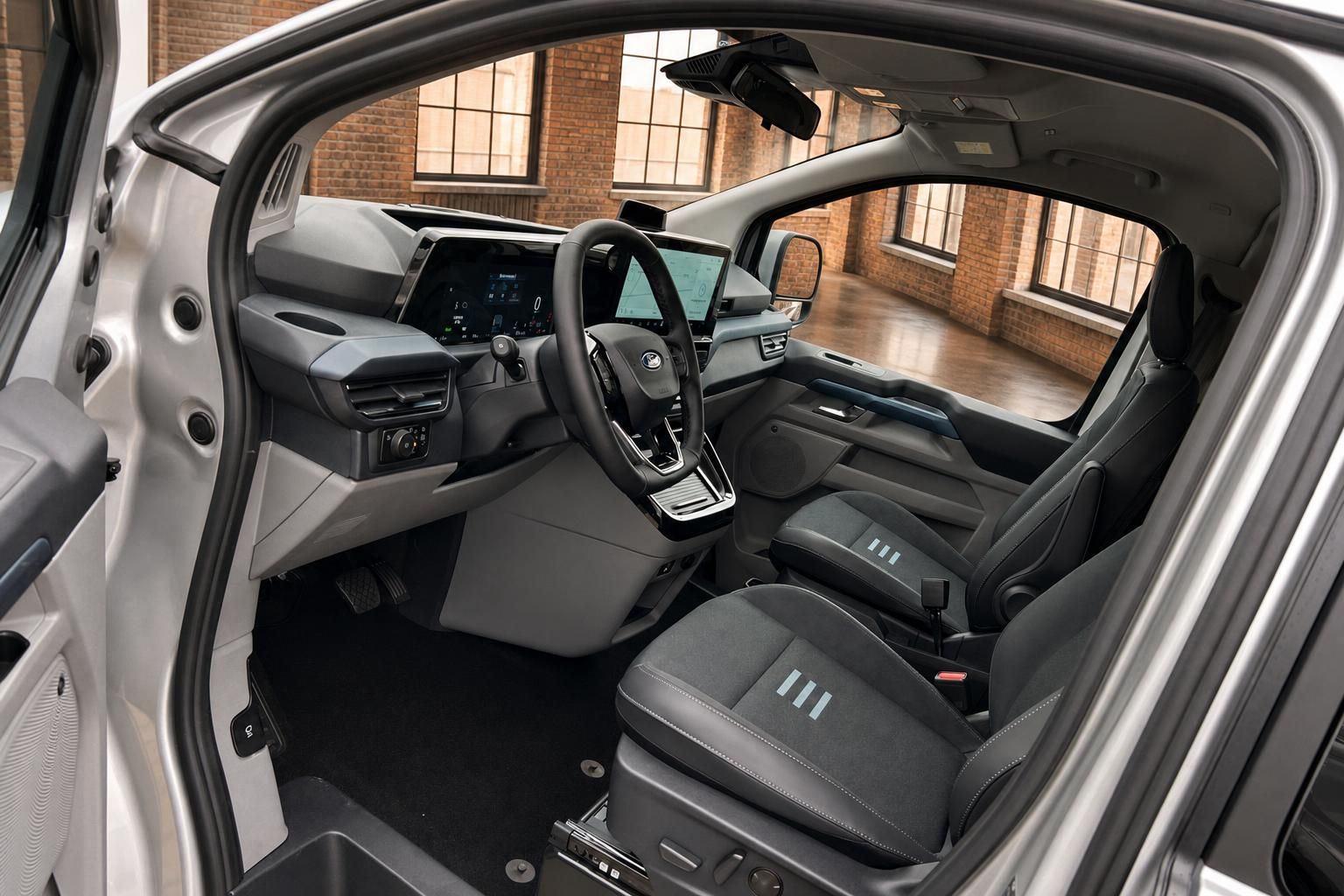 Ford Tourneo Custom Innenraum – Cockpit mit Touchscreen, Lenkrad, Vordersitze und Mittelkonsole