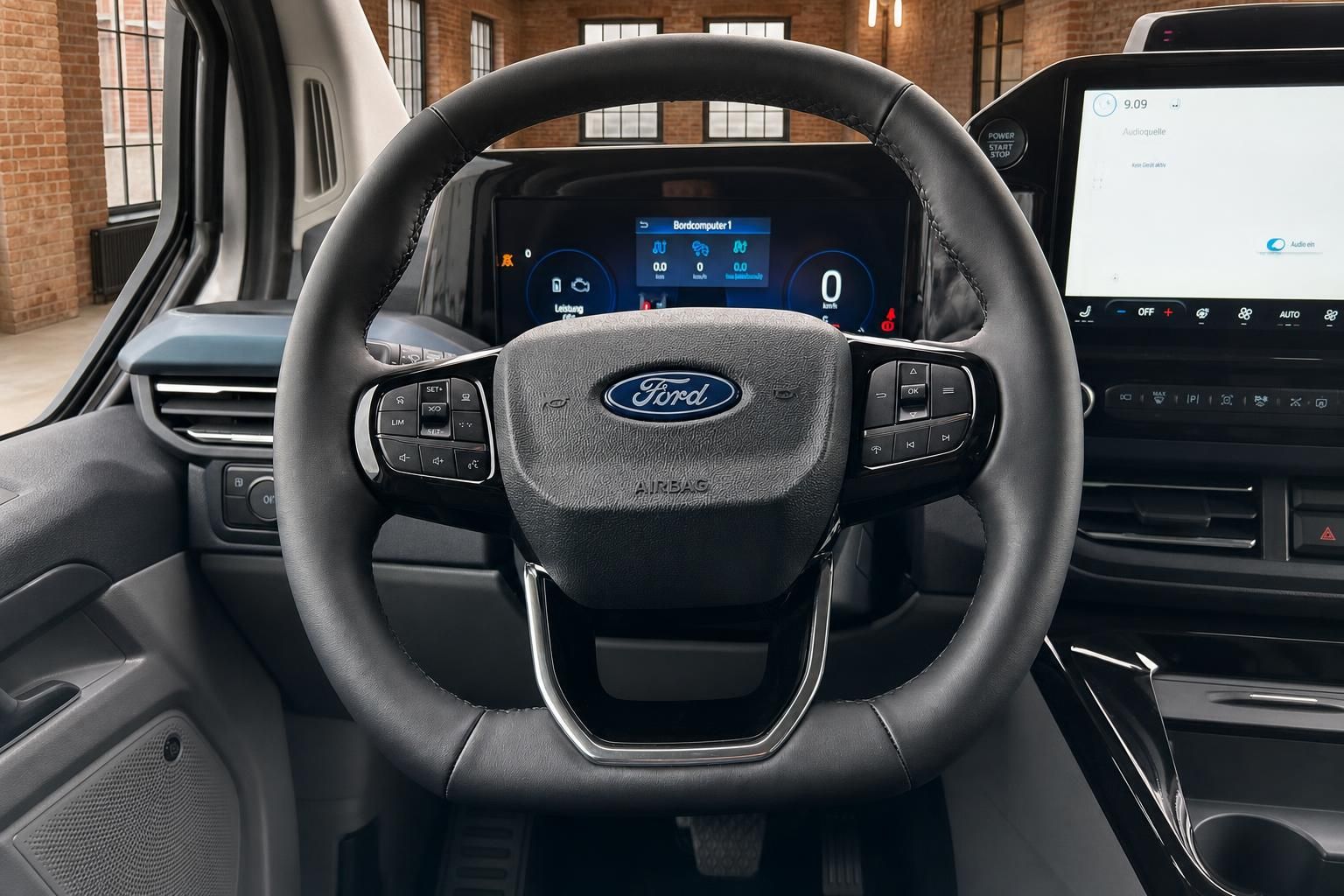 Ford Tourneo Custom Lenkrad mit Ford-Logo, Multifunktionstasten und digitalem Bordcomputer
