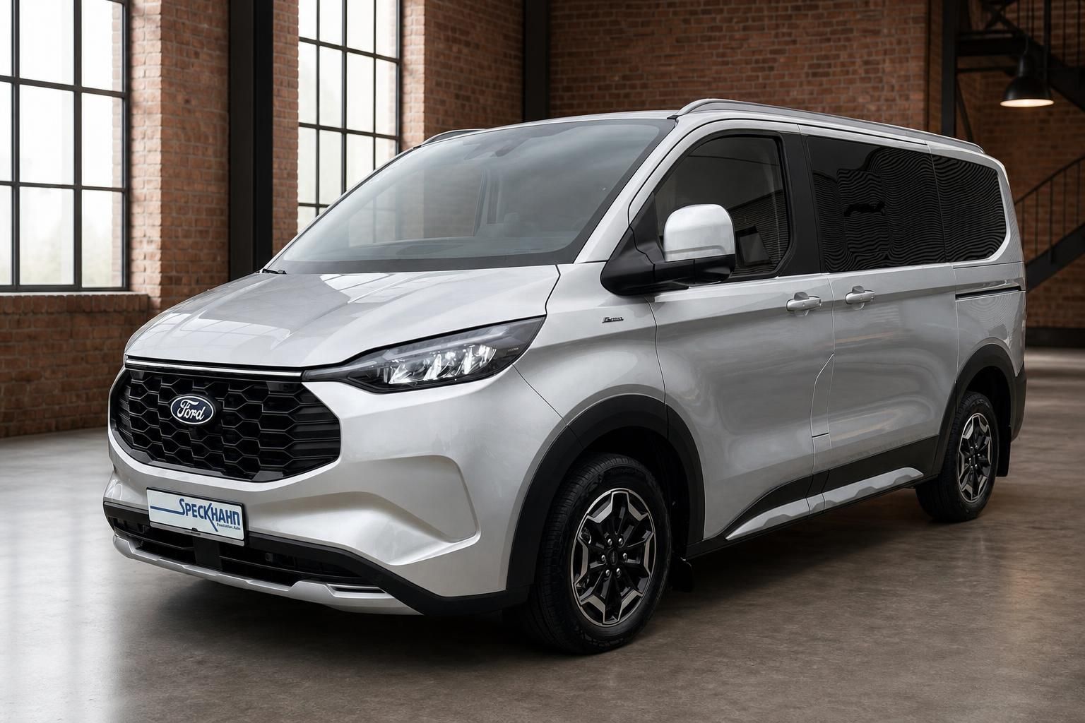 Ford Tourneo Custom weiss Frontansicht schraeg rechts Studio Industriehalle