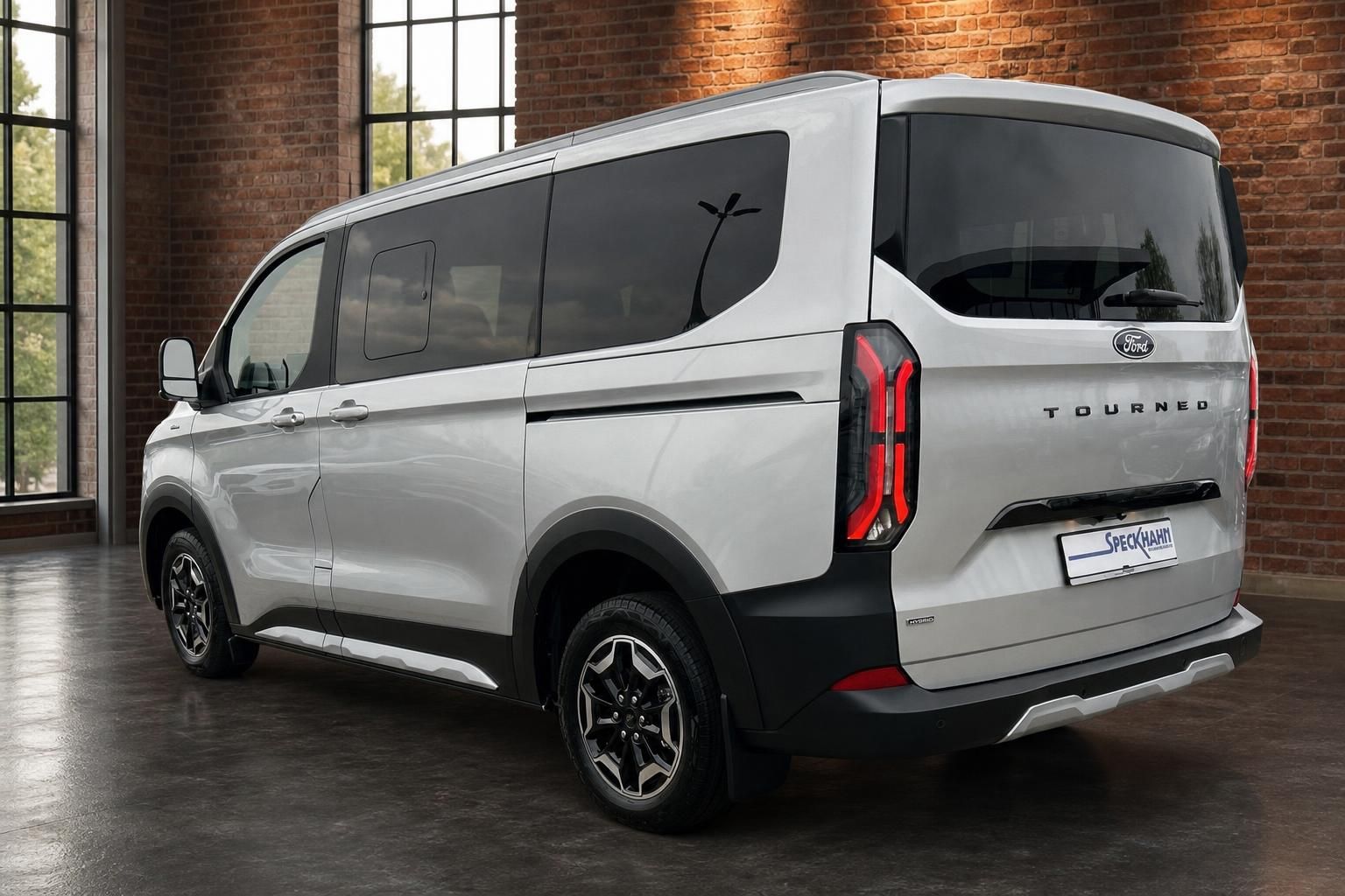Ford Tourneo Custom Hybrid weiss Heckansicht schraeg Studio Aussenaufnahme