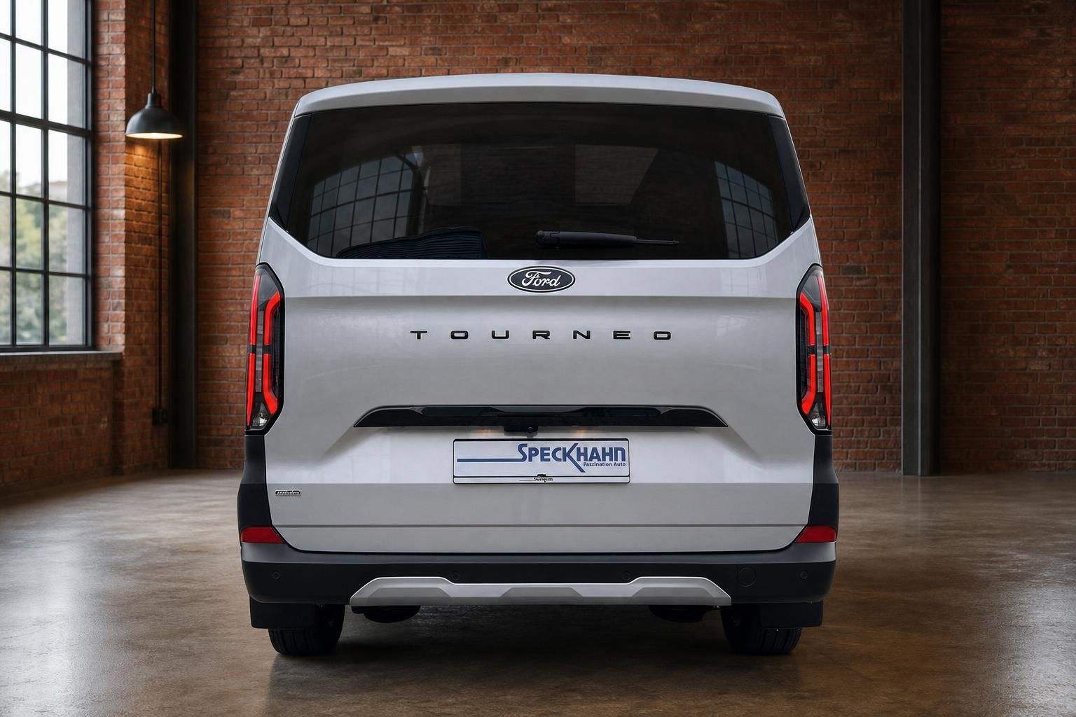 Ford Tourneo Custom weiss direkte Heckansicht Studio Industriehalle