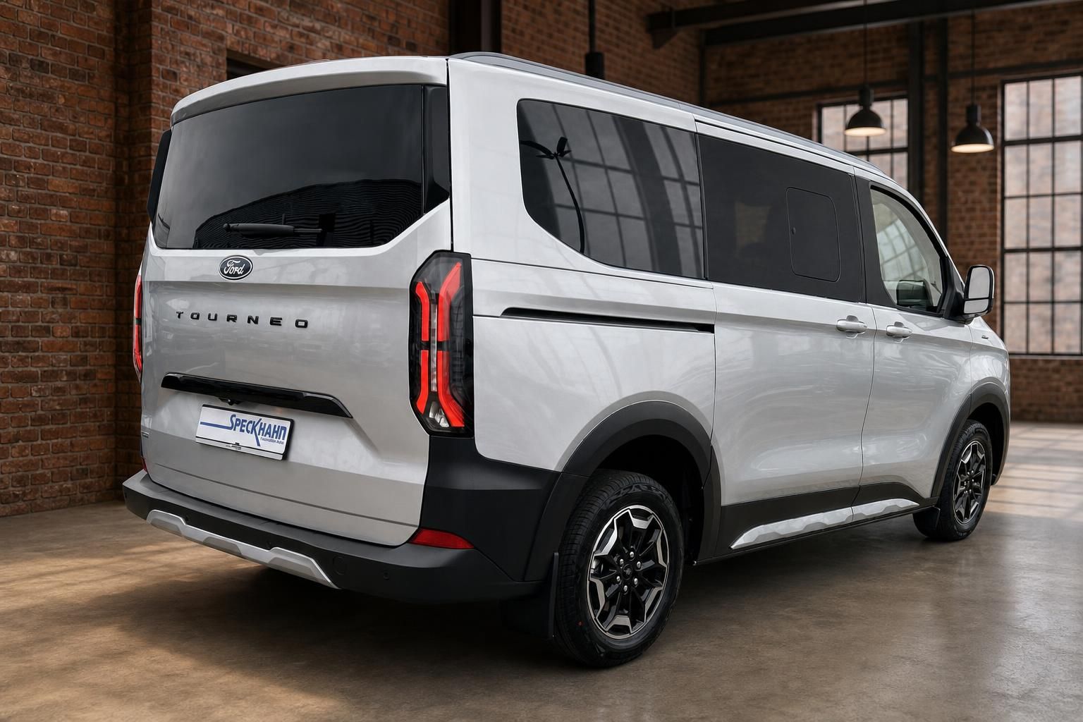 Ford Tourneo Custom weiss Heckansicht schraeg links Studio Industriehalle