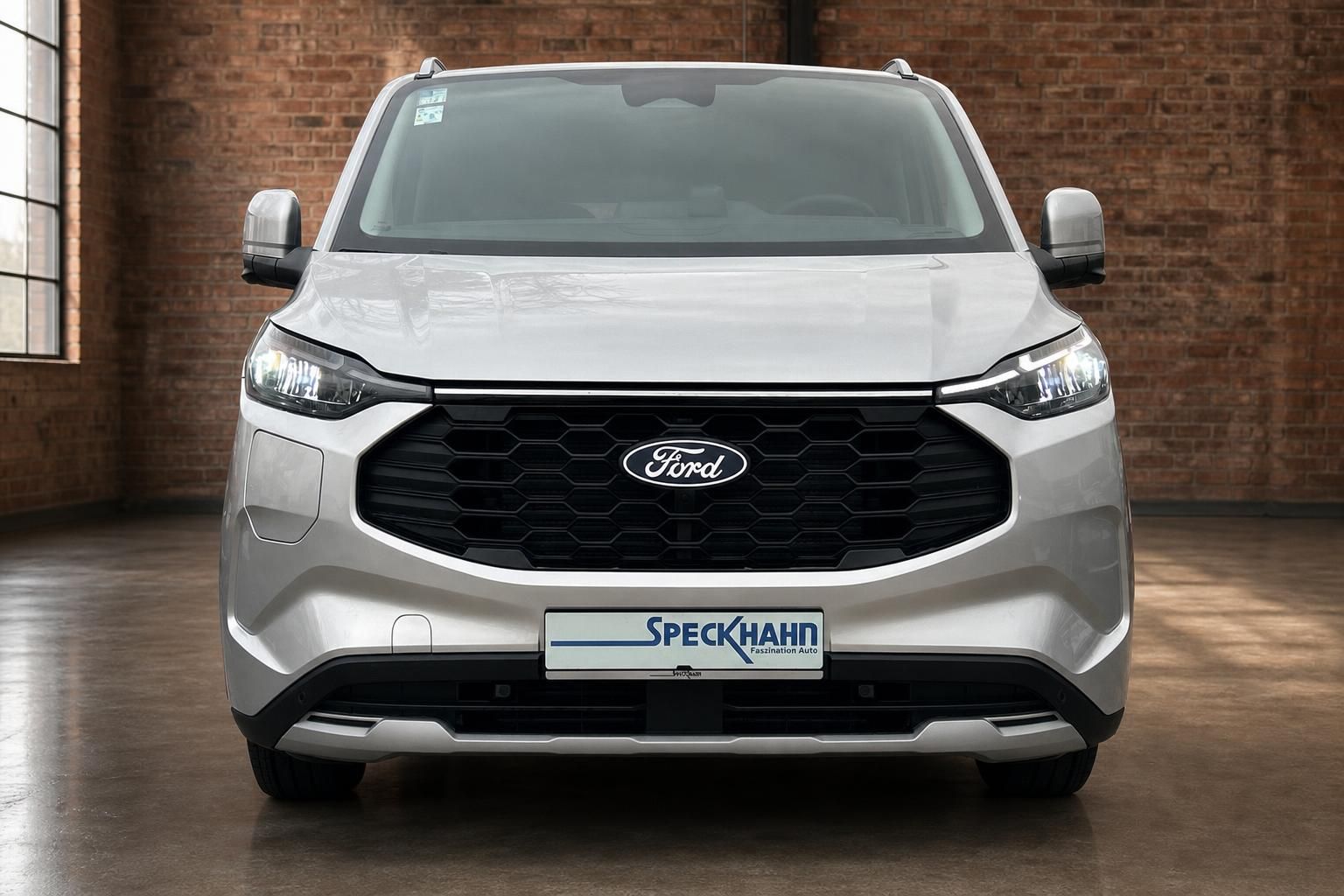 Ford Tourneo Custom silber Frontansicht – Kühlergrill, LED-Scheinwerfer, Speckhahn Kennzeichenhalter