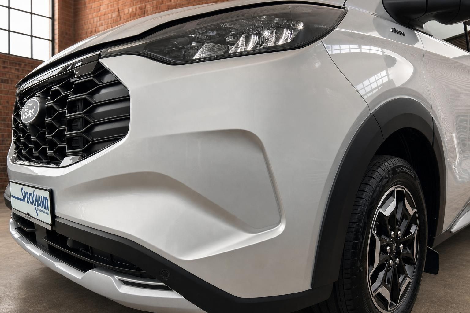Ford Tourneo Custom weiß Detailansicht Front links – Scheinwerfer, Kühlergrill und Alufelge