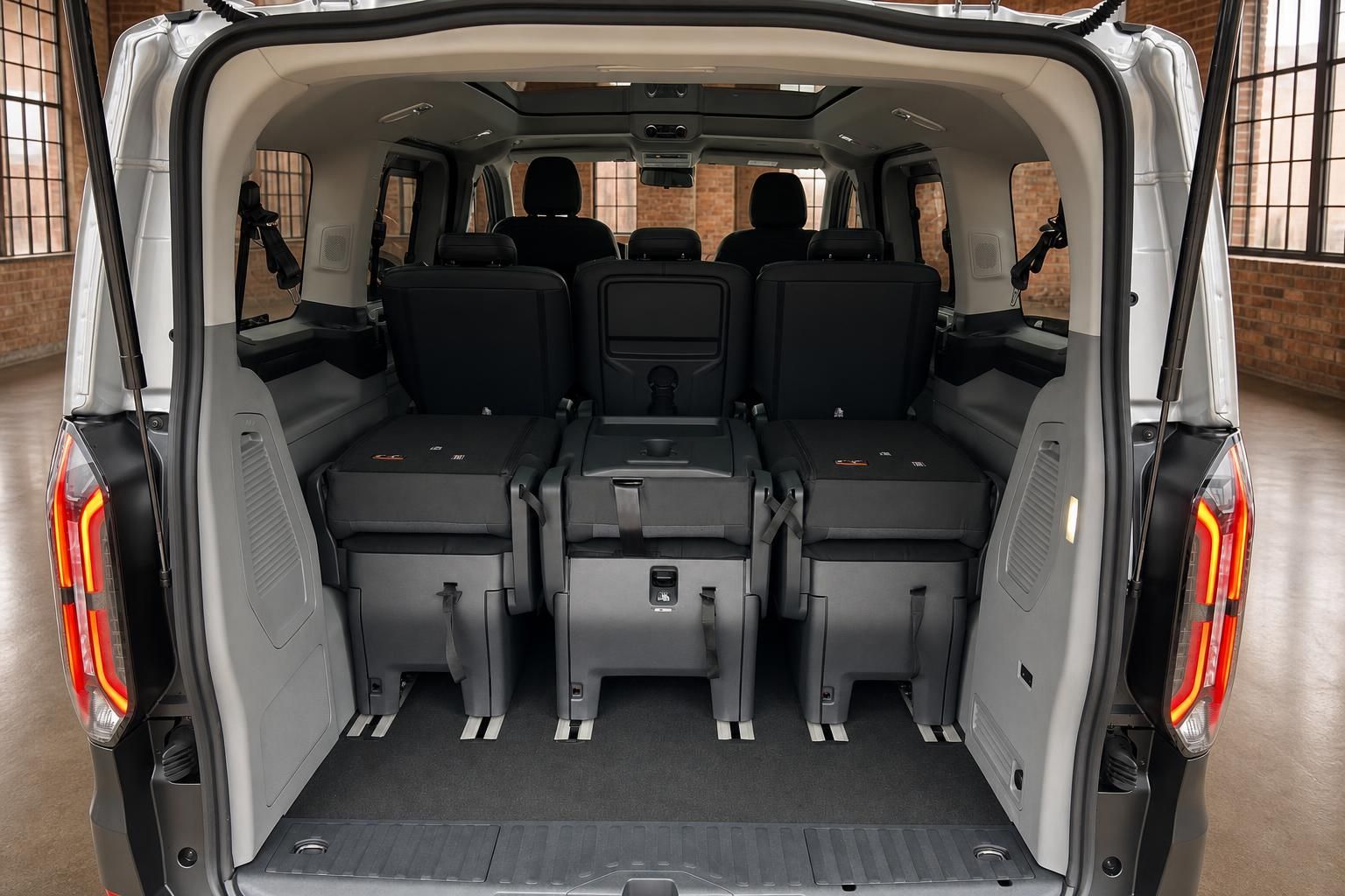 Ford Tourneo Custom Kofferraum offen – umklappbare Sitze, großer Laderaum, LED-Rückleuchten