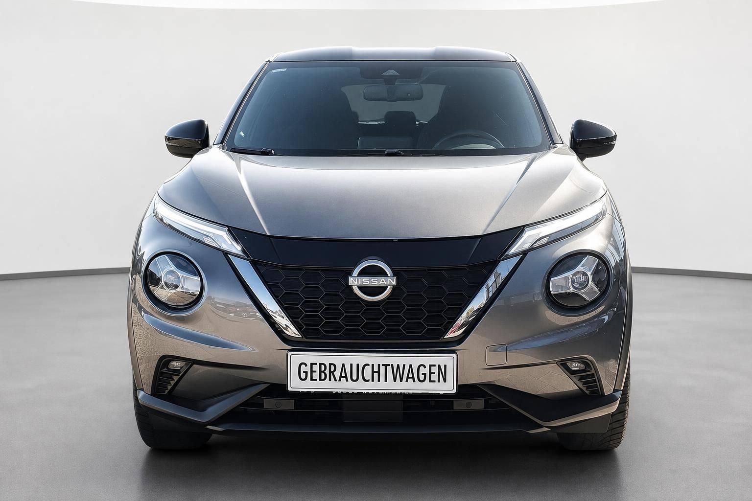 Nissan Juke Frontansicht mit LED-Scheinwerfern und Kennzeichenhalter
