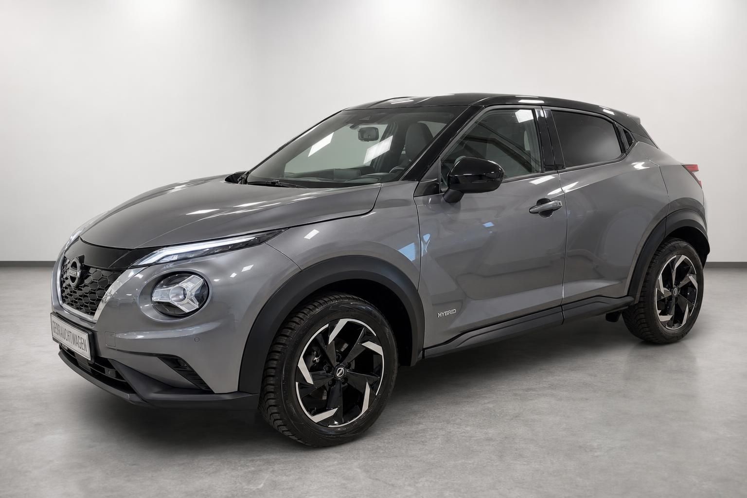Nissan Juke Hybrid grau metallic in Frontansicht im Studio