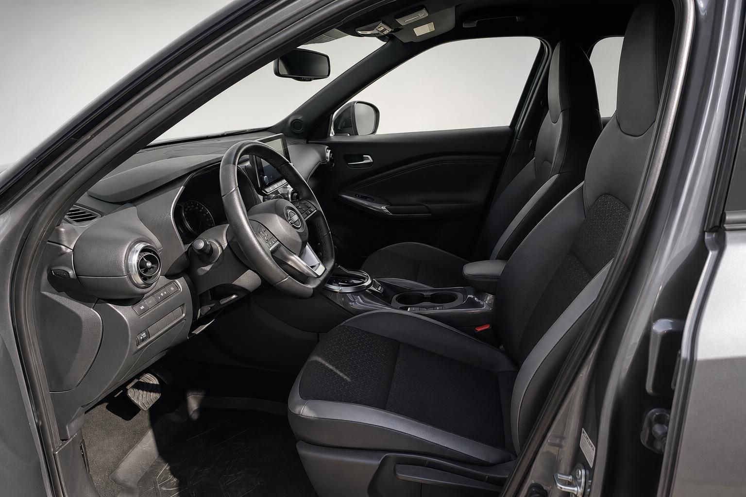 Nissan Juke Innenraum mit Vordersitzen und Cockpit im Detail