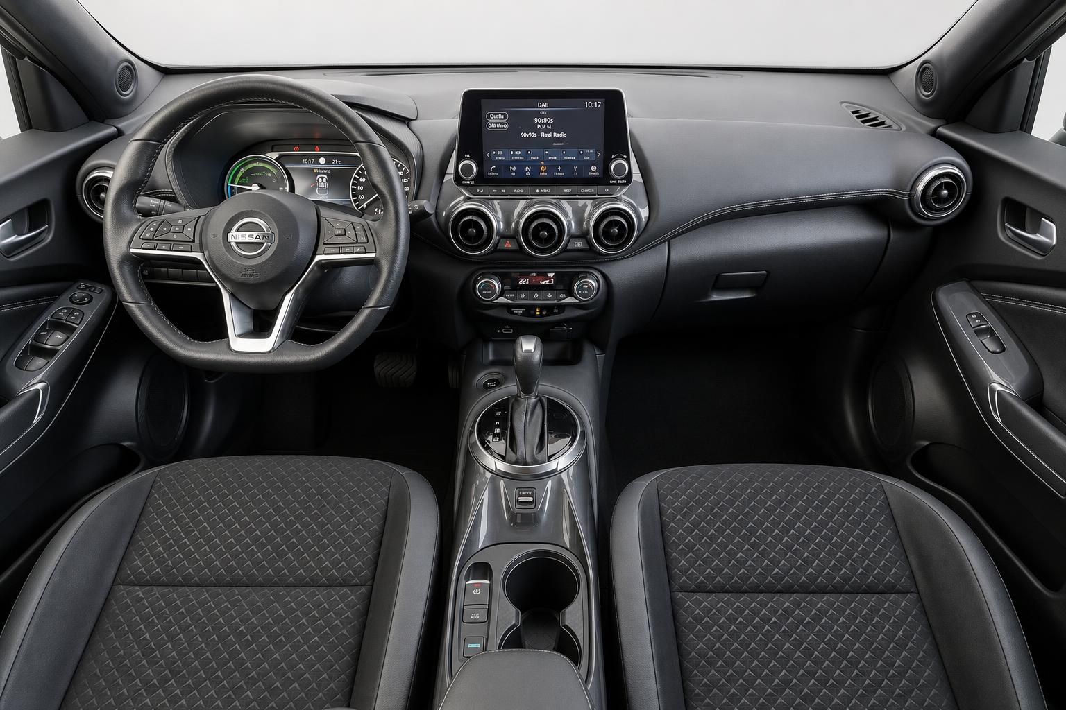 Nissan Juke Cockpit mit Lenkrad und Touchscreen Display