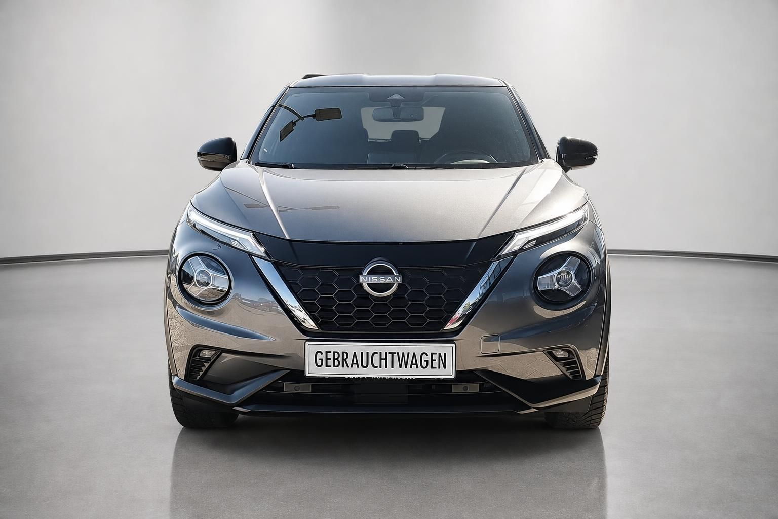 Nissan Juke Frontansicht mit Gebrauchtwagen-Kennzeichen im Studio