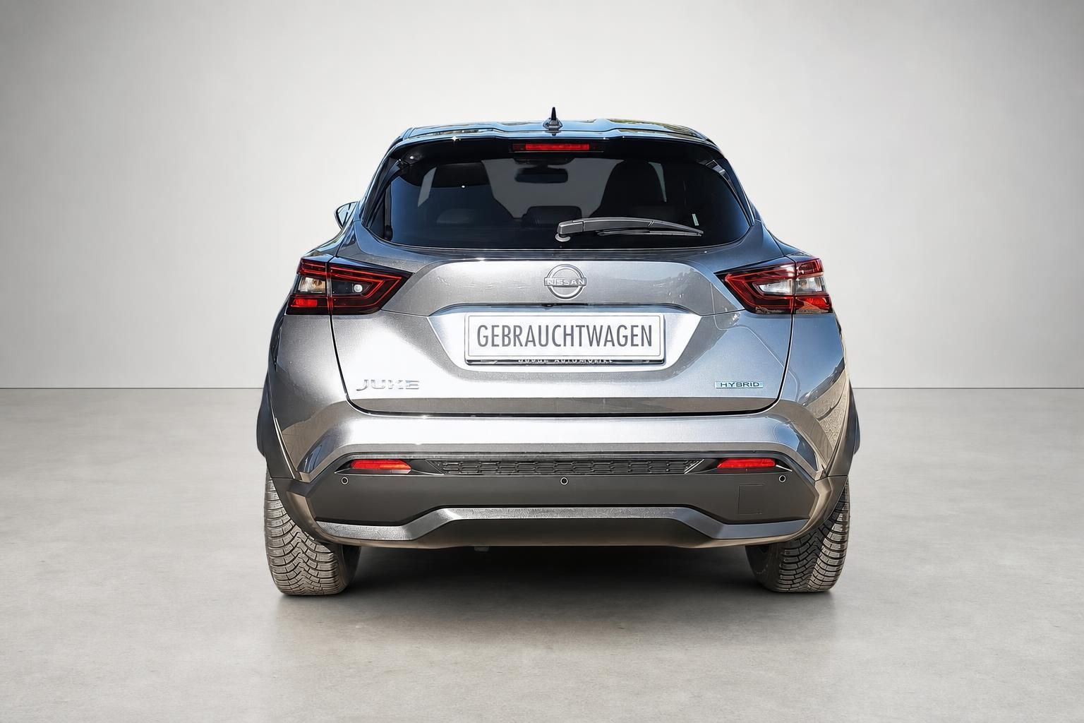 Nissan Juke Hybrid Heckansicht mit Rückleuchten und Kennzeichenhalter