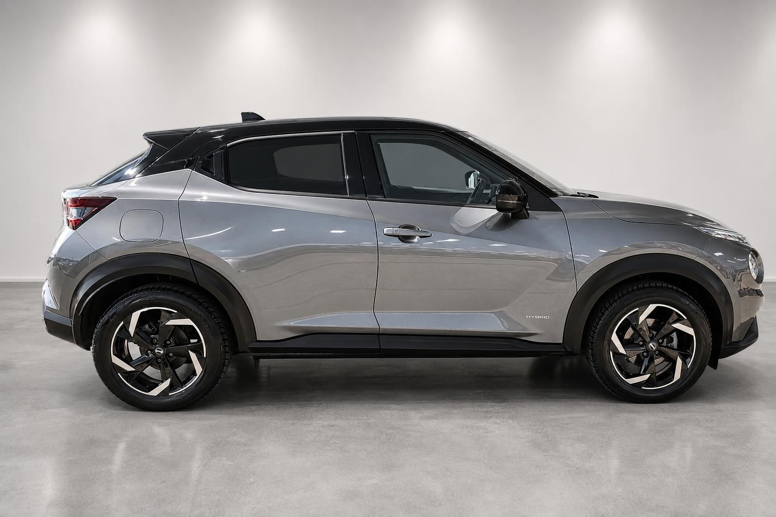 Nissan Juke Hybrid Seitenansicht mit Zweifarblackierung und Alufelgen