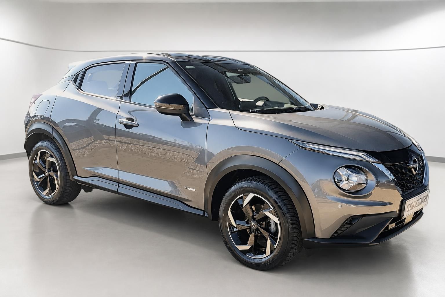 Nissan Juke Hybrid Gebrauchtwagen, Frontansicht schräg im Studio
