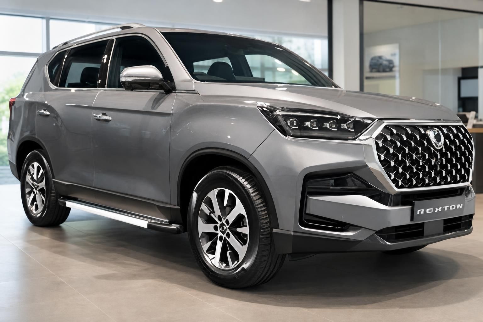 SsangYong Rexton SUV grau Frontansicht im Autohaus – großer Kühlergrill und LED-Scheinwerfer