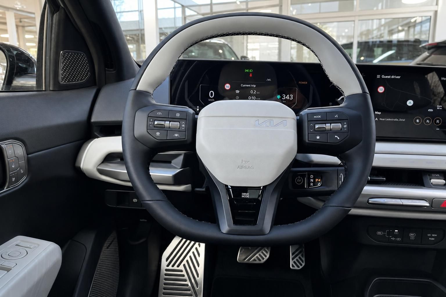 Kia Lenkrad mit Multifunktionstasten und digitalem Cockpit-Display