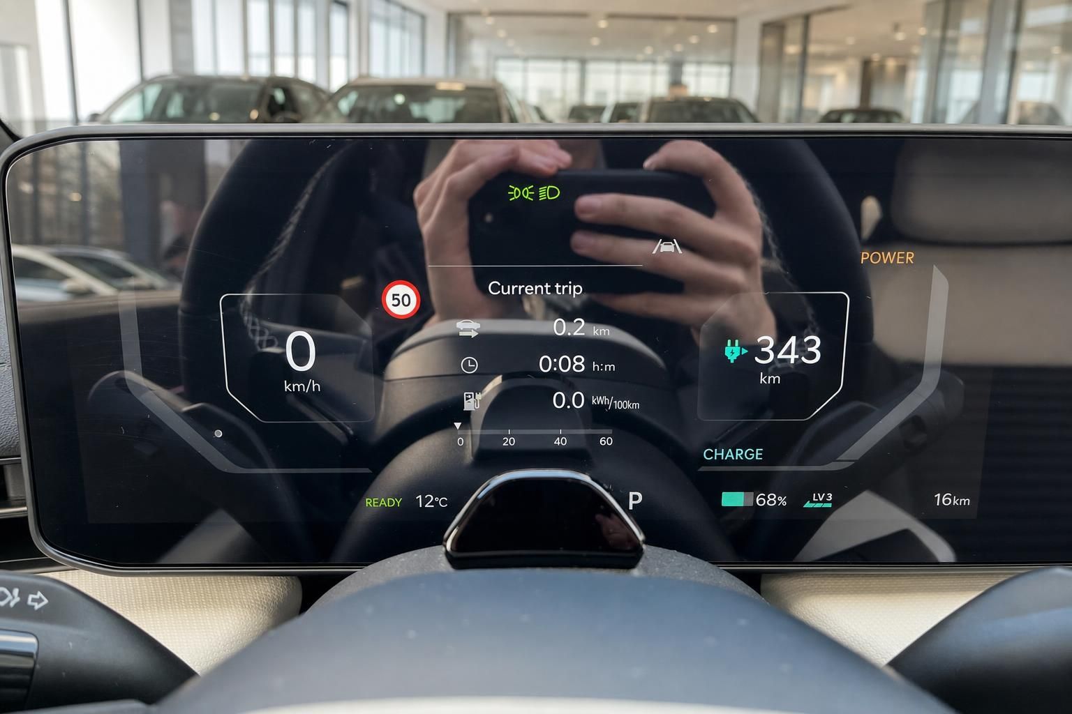Digitales Kombiinstrument mit Geschwindigkeits- und Reichweitenanzeige im Elektroauto