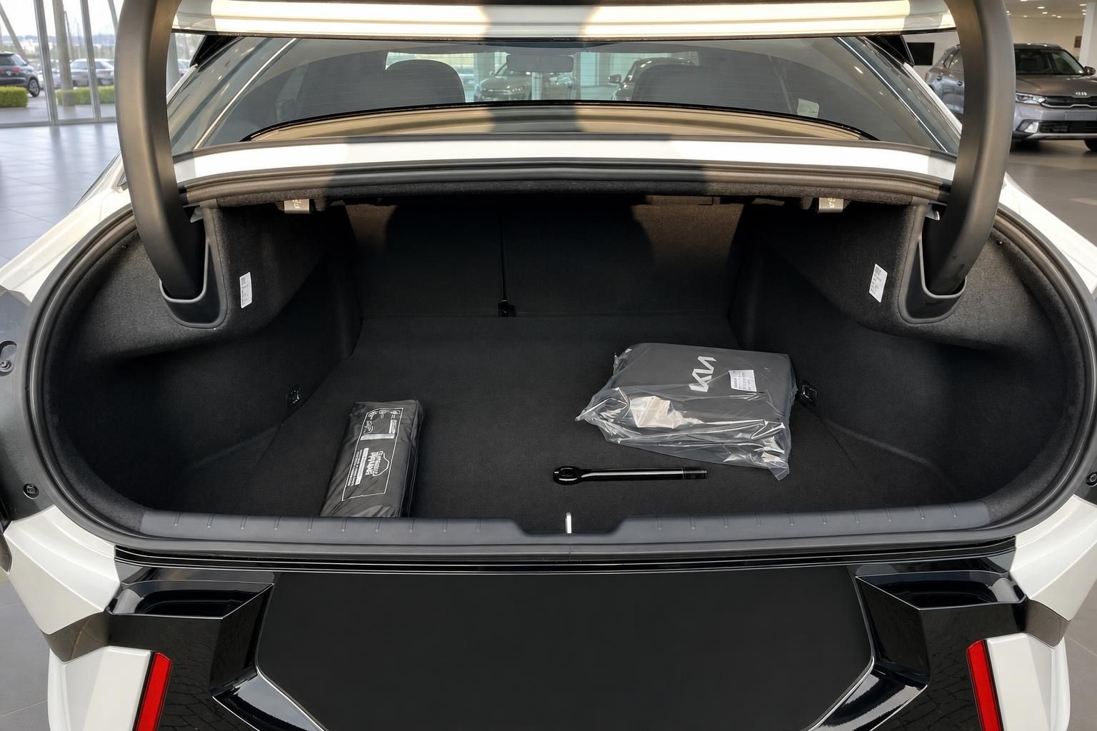 Kia EV4 Kofferraum mit Zubehör, Innenraumansicht des Laderaums
