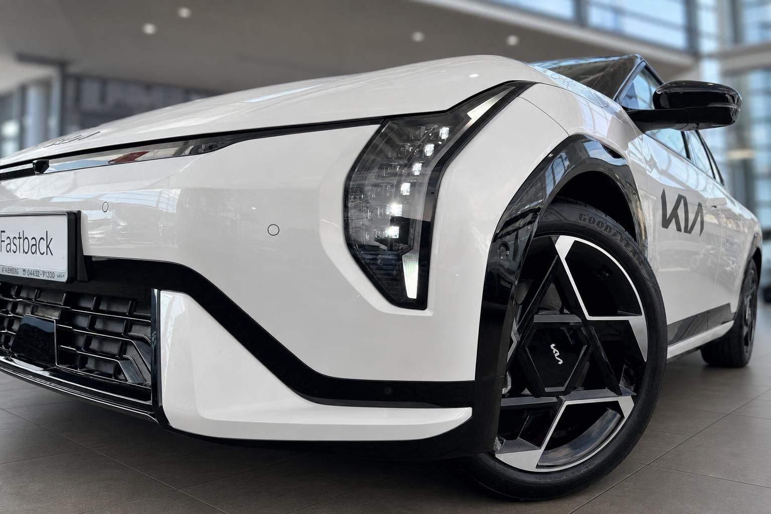 Kia Fastback in Weiß: Frontpartie mit LED-Scheinwerfer und Leichtmetallfelge