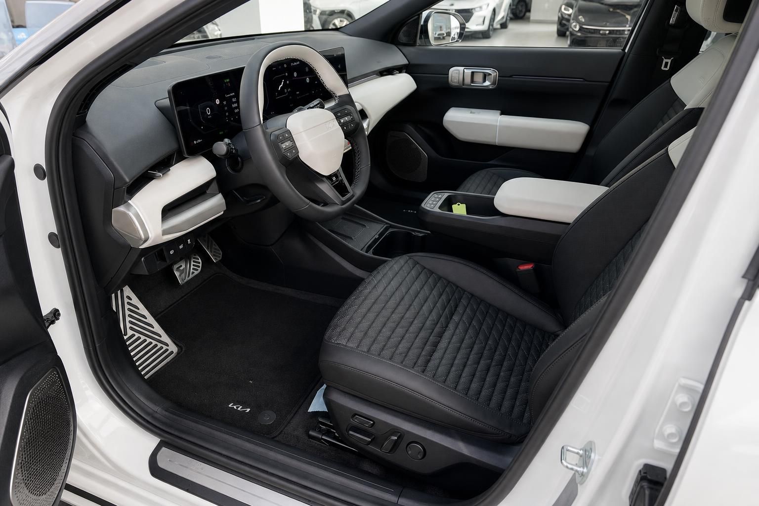 Kia Fahrerseite: Cockpit mit Lenkrad, Sitz und Digitaldisplay im Detail