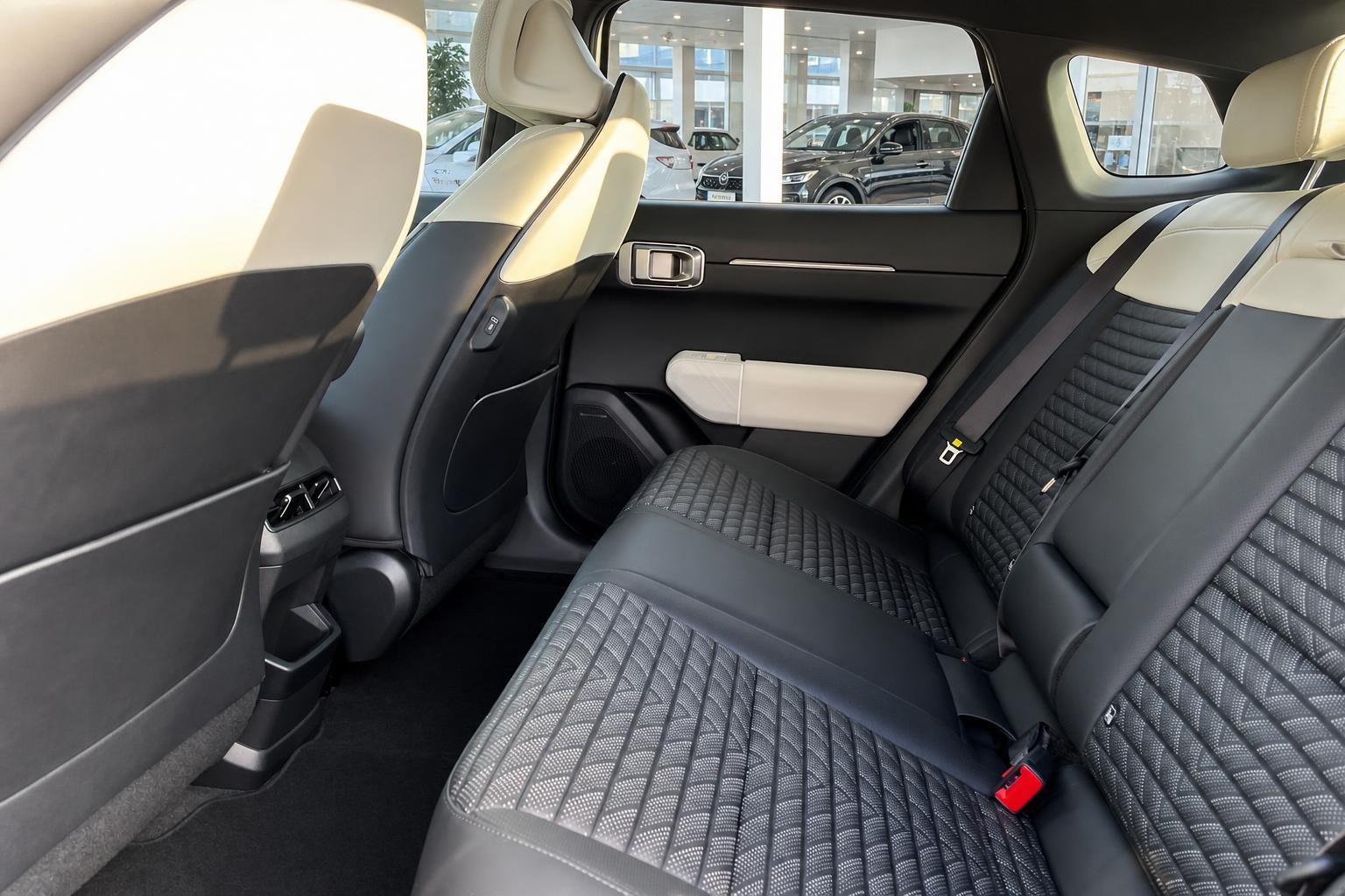 Kia Innenraum: Rücksitzbank mit Lederpolster und Isofix-Befestigung