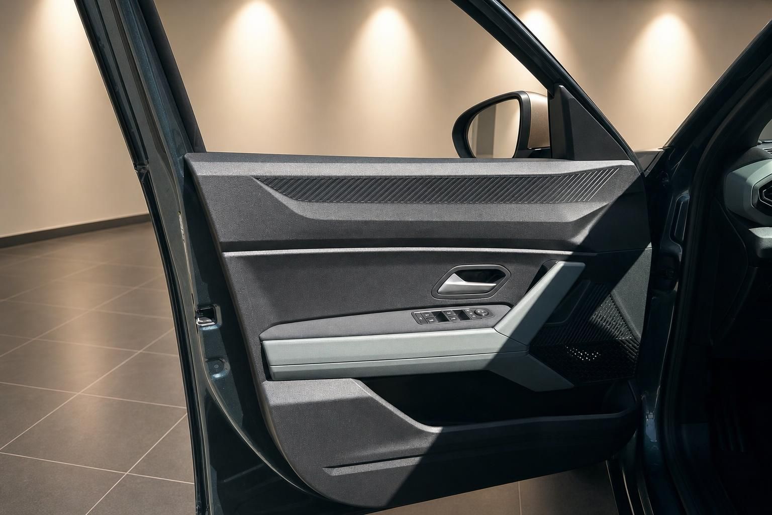 Auto Türverkleidung mit modernem Design, Fensterheberschaltern und Türgriff innen