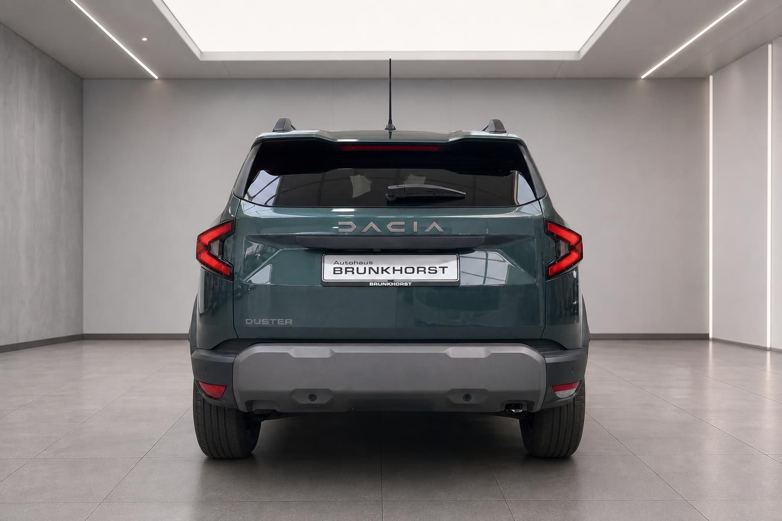 Dacia Duster SUV Heckansicht in grün metallic im Autohaus Brunkhorst Showroom