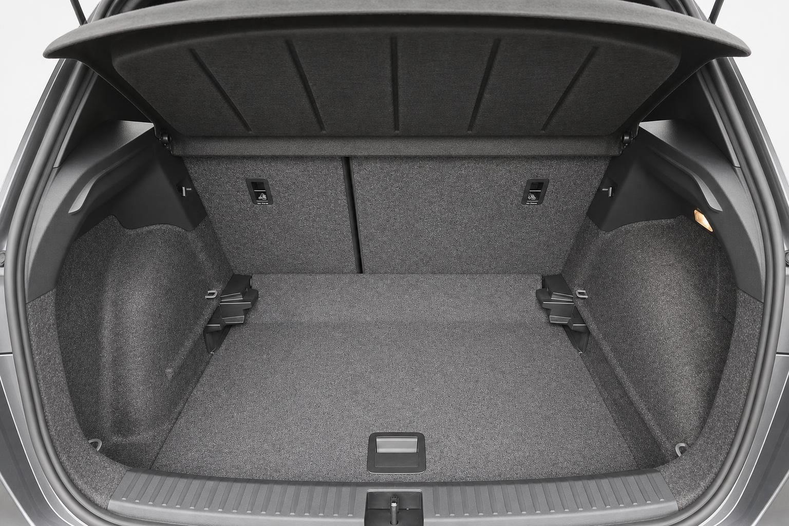 Leerer Kofferraum eines Fahrzeugs mit geöffneter Heckklappe von oben fotografiert