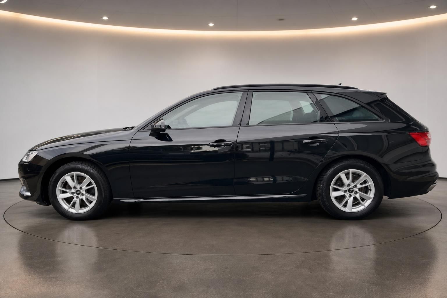 Audi A4 Avant schwarz Seitenansicht auf Drehbühne im Showroom