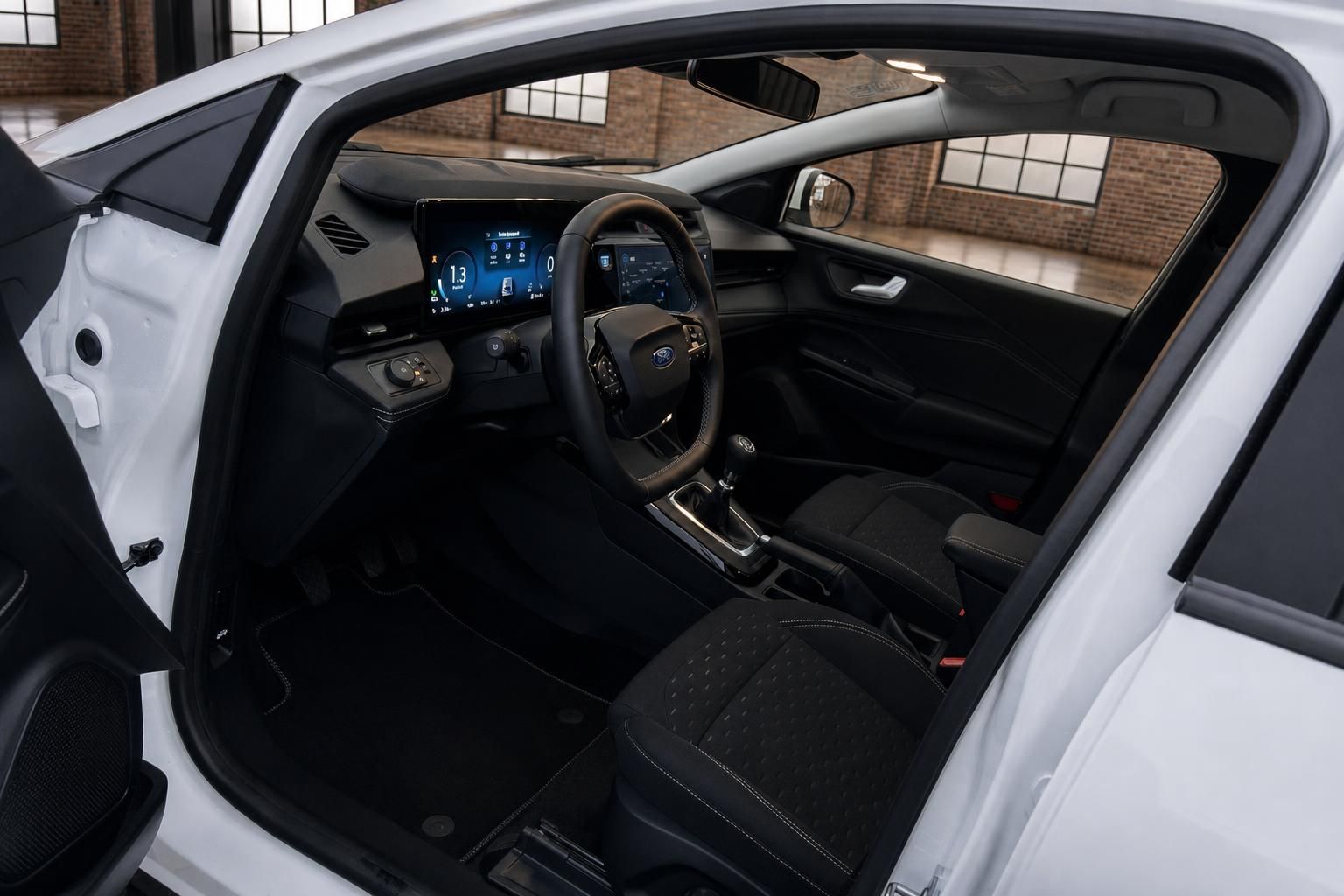Ford Innenraum mit Cockpit, Lenkrad und Digitaldisplay
