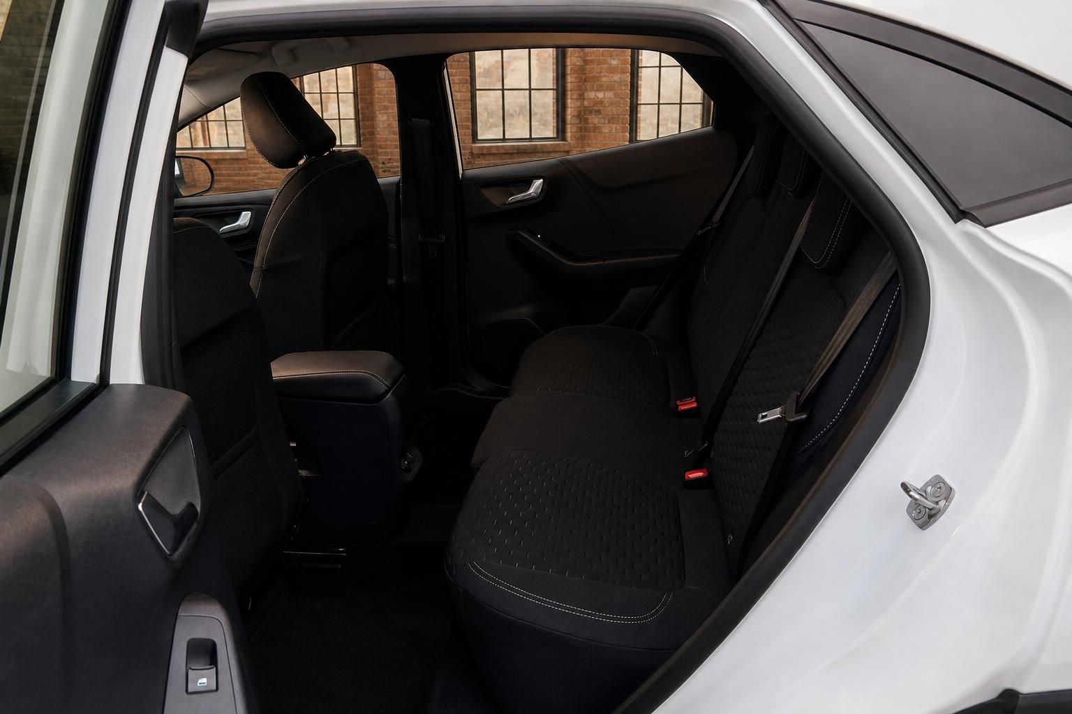 Ford Rücksitze mit Kopfstützen und Sicherheitsgurten im Detail