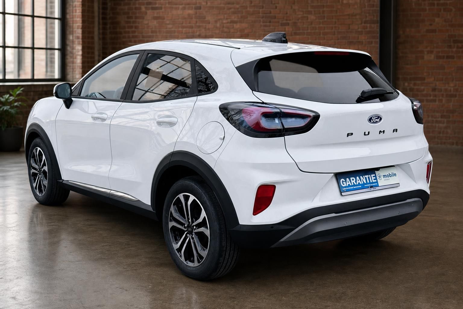 Ford Puma weiß, Heckansicht schräg, Kompakt-SUV im Showroom