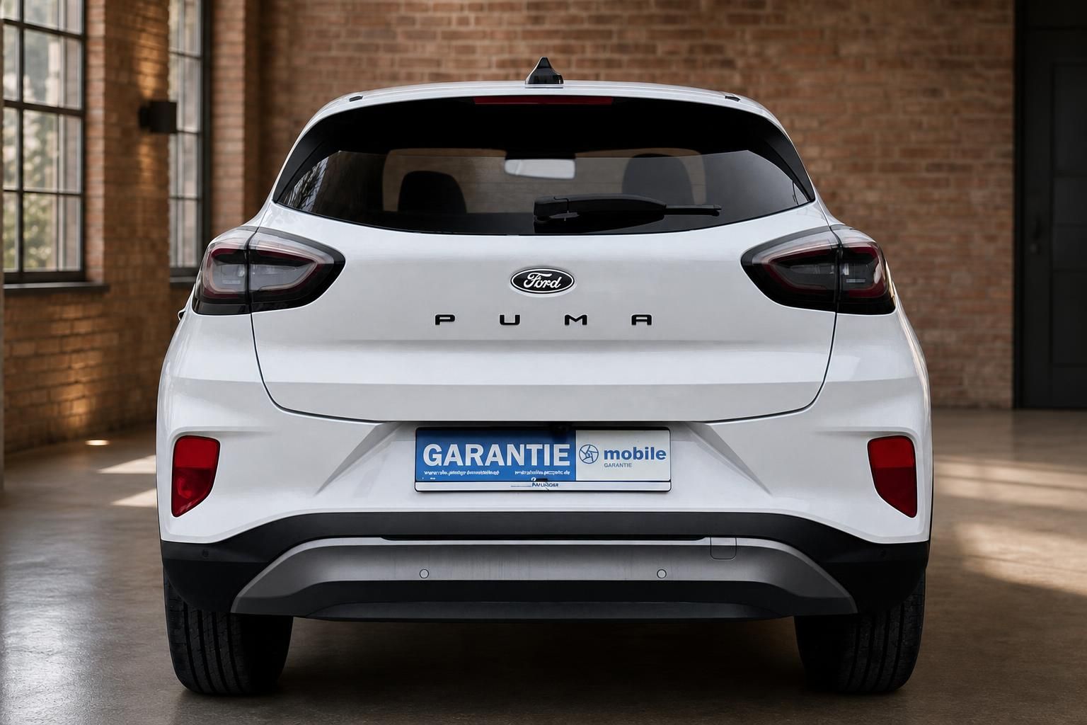 Ford Puma weiß, direkte Heckansicht, SUV in Industrie-Ambiente