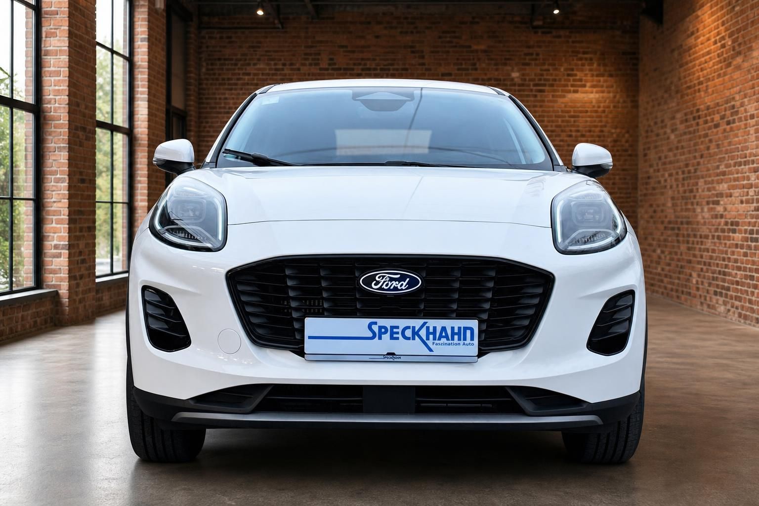 Ford SUV weiß Frontansicht mit Kühlergrill und LED-Scheinwerfern