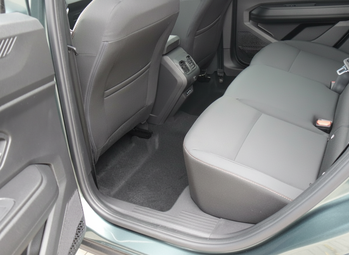 Fahrzeug Innenraum Rücksitzbank grau Leder mit viel Beinfreiheit und sauberem Fußraum