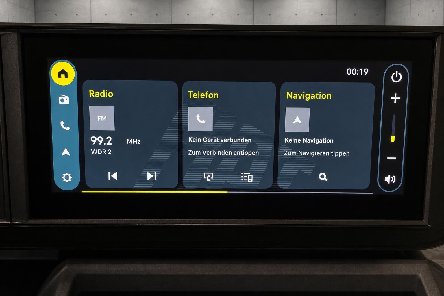 Infotainment-Display mit Radio, Telefon und Navigation im Auto