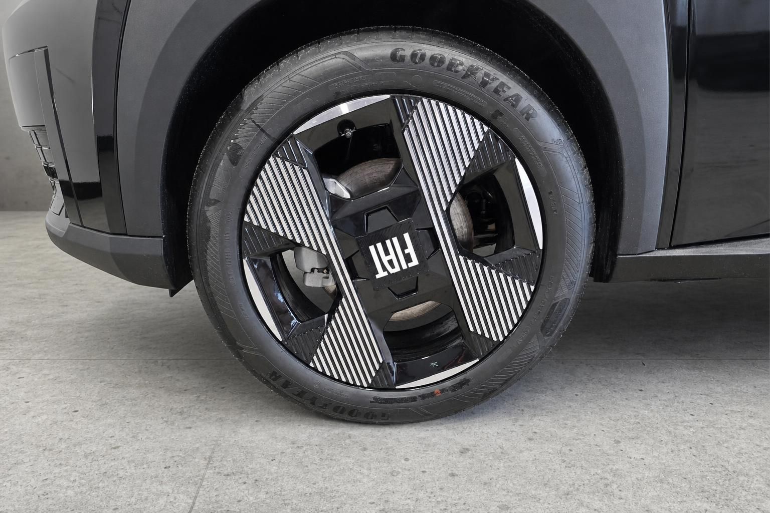 Nahaufnahme Fiat Felge mit Goodyear Reifen am Fahrzeug
