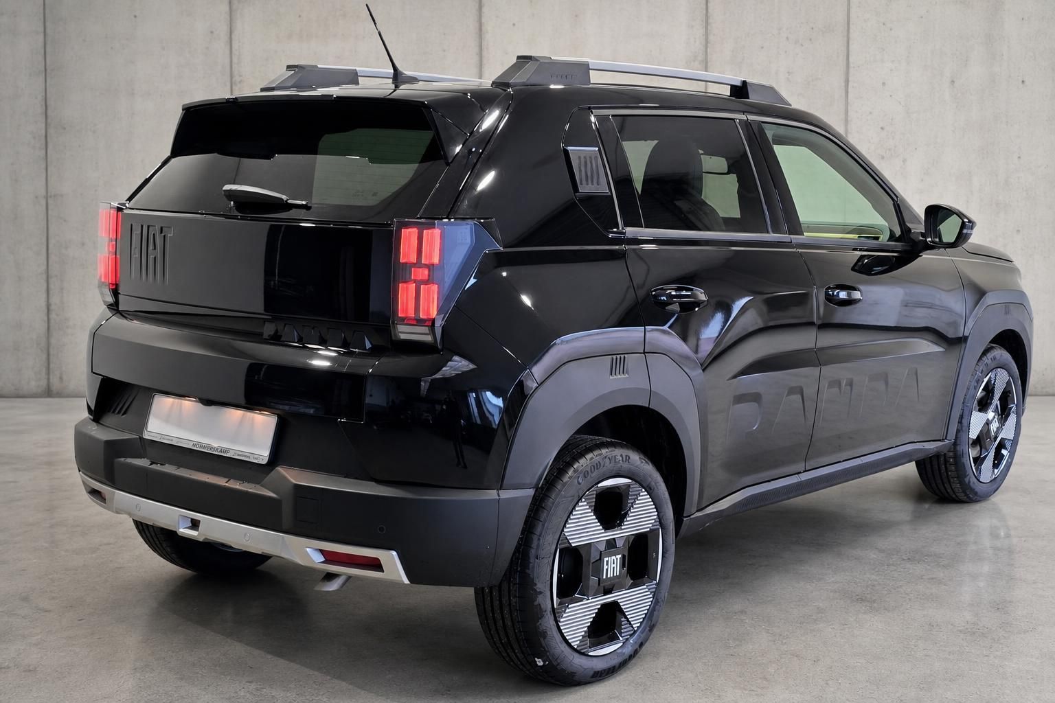 Fiat Panda in Schwarz, Heckansicht schraeg von hinten