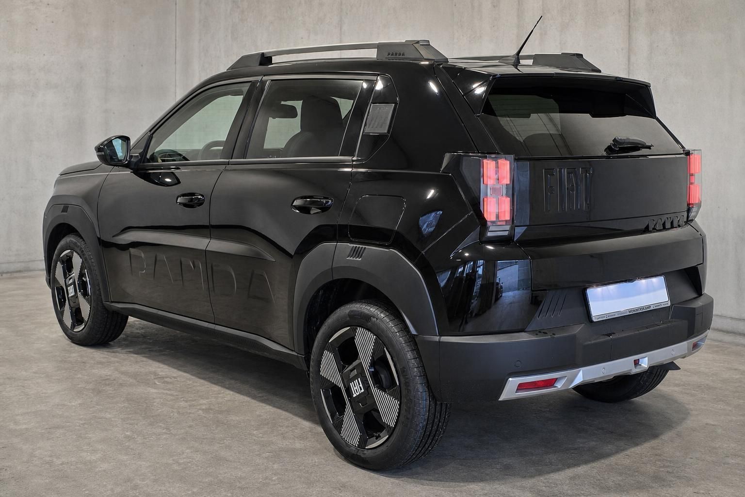 Fiat Panda schwarz, Heckansicht in Studioumgebung