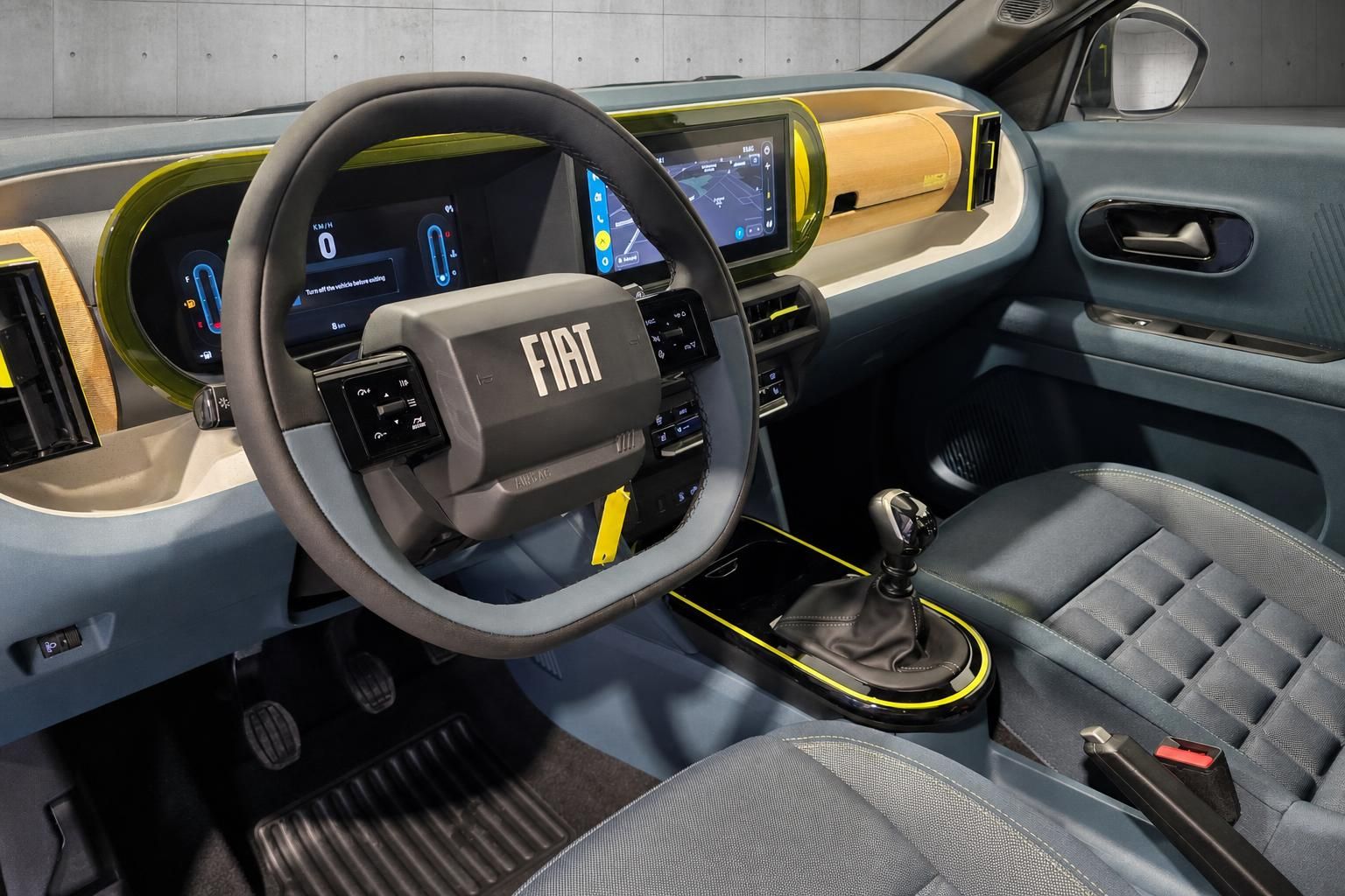 Fiat Panda Innenraum mit Cockpit, Lenkrad und Schaltung