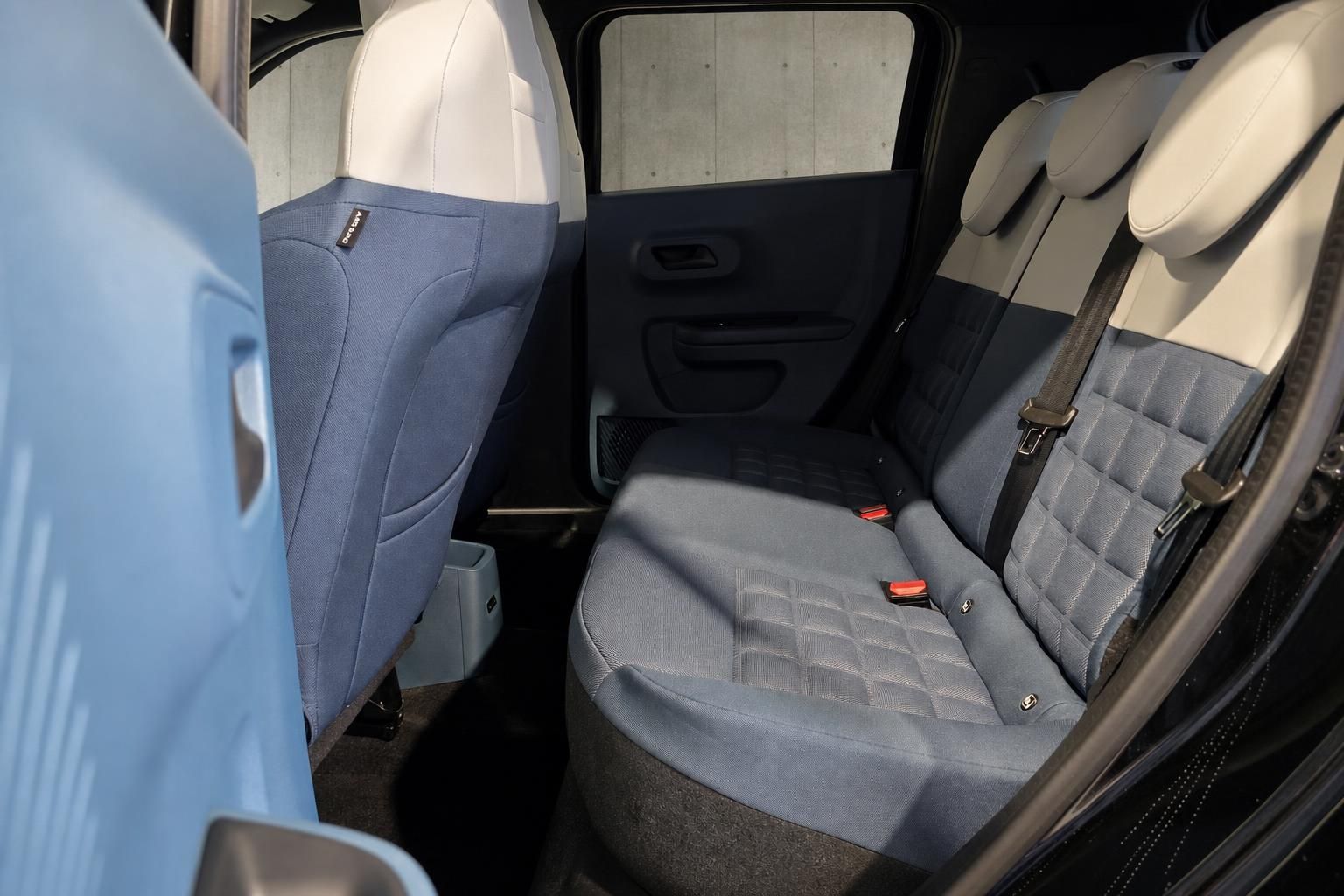 Fiat Panda Rücksitze mit Blick auf Sitzbezüge und Türverkleidung