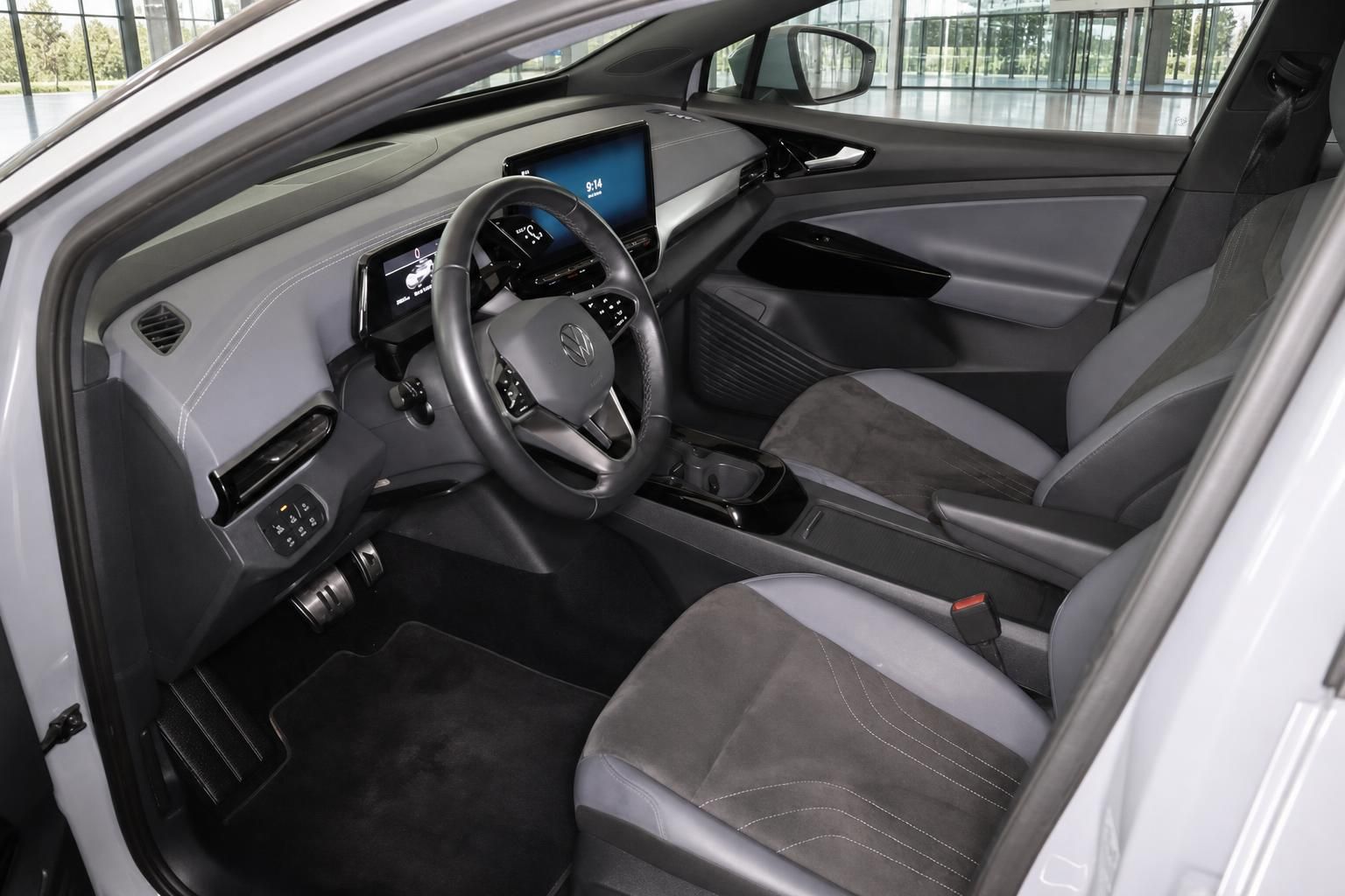 VW ID.4 Innenraum mit Cockpit, Lenkrad und Vordersitzen in Grau