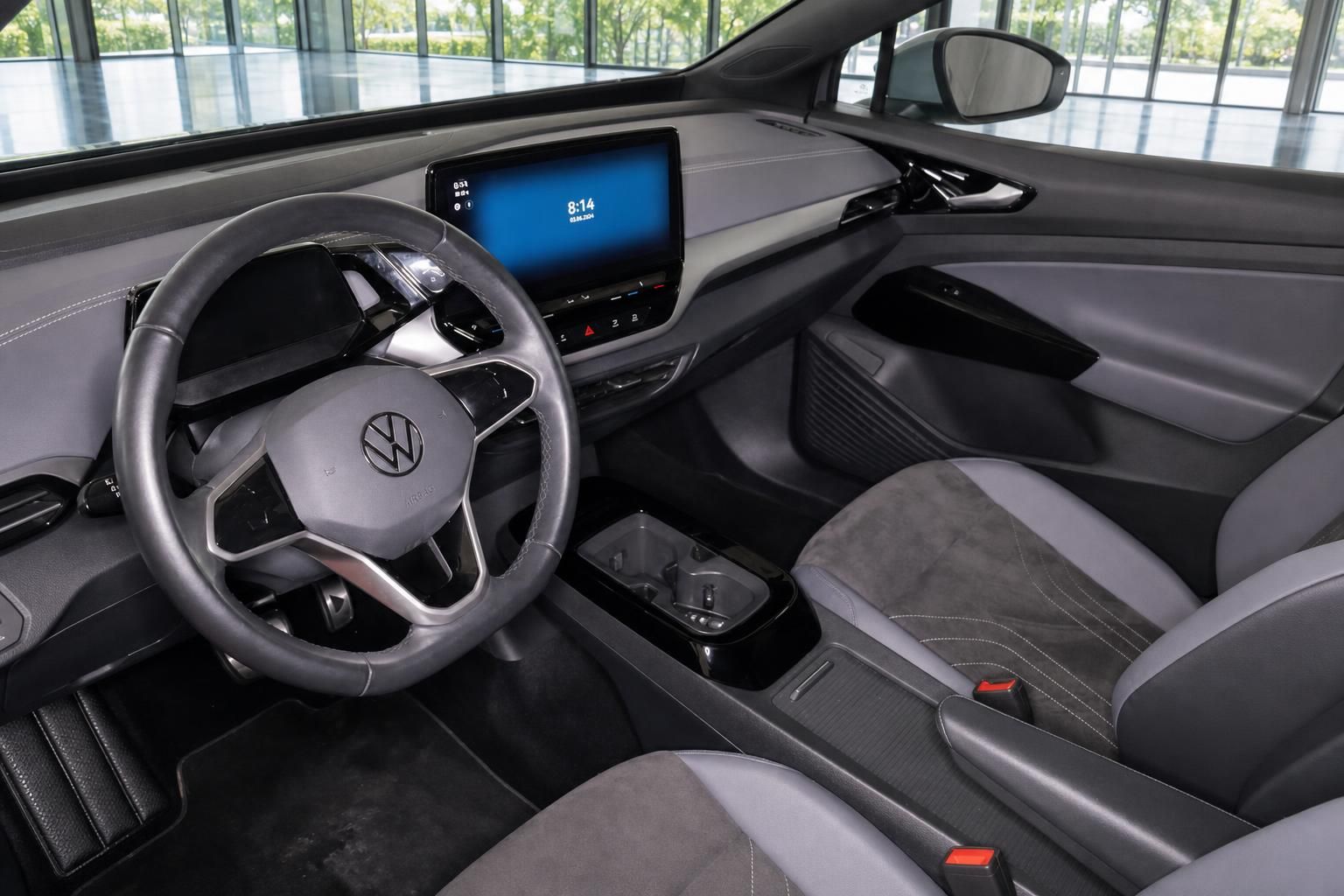 VW Innenraum mit Cockpit, Lenkrad und Touchscreen-Display