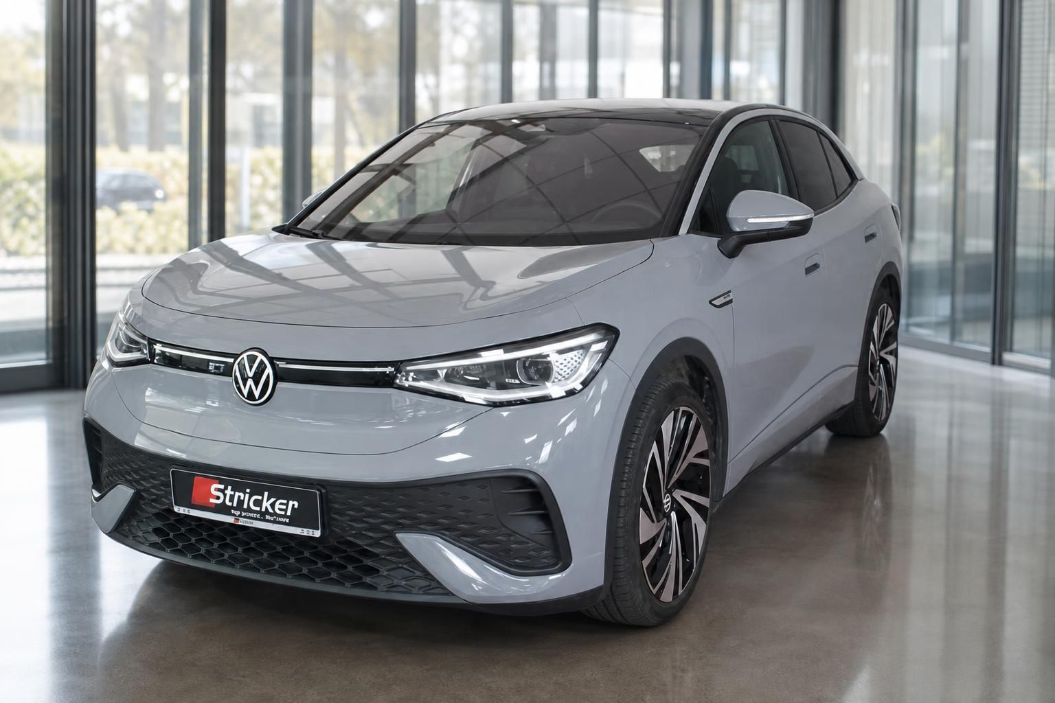 VW ID.5 in Grau, Frontansicht mit LED-Scheinwerfern im Showroom
