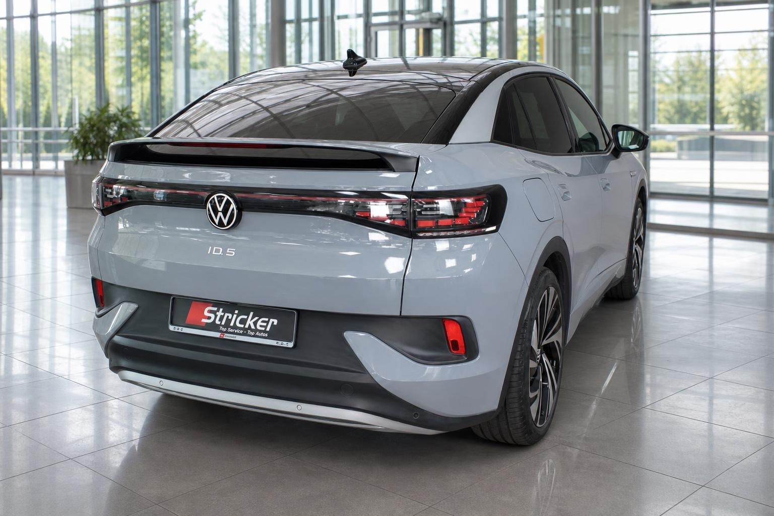 VW ID.5 in Grau, Heckansicht mit LED-Rückleuchten im Autohaus