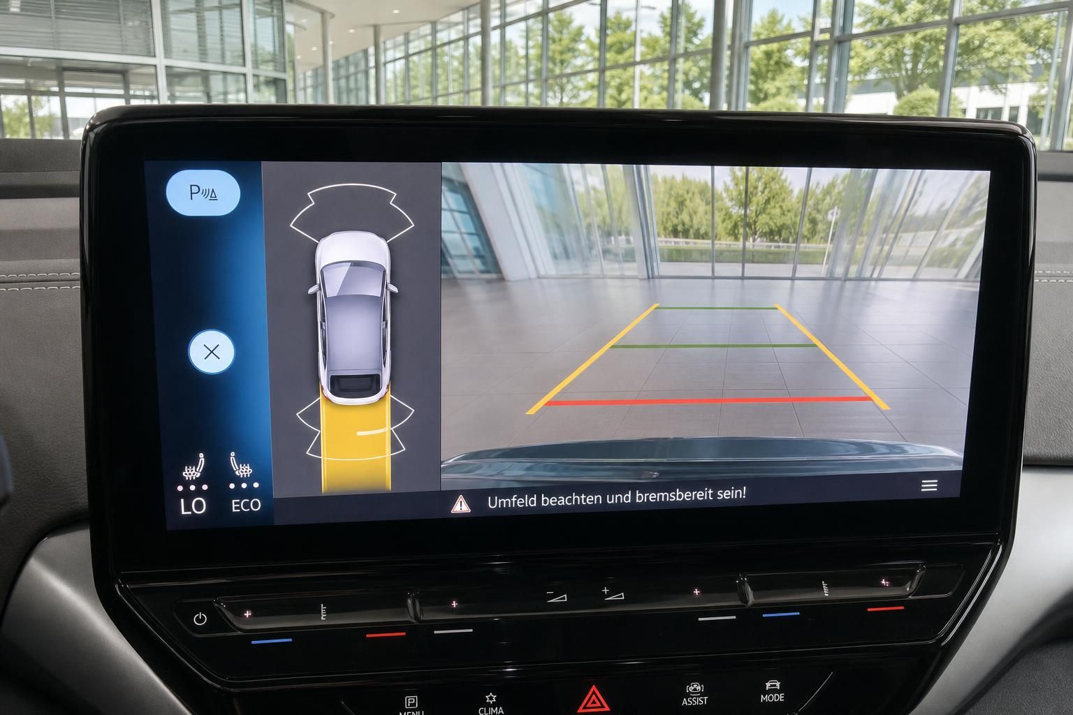 VW ID.4 Infotainment-Bildschirm mit 360-Grad-Kamera und Einparkhilfe