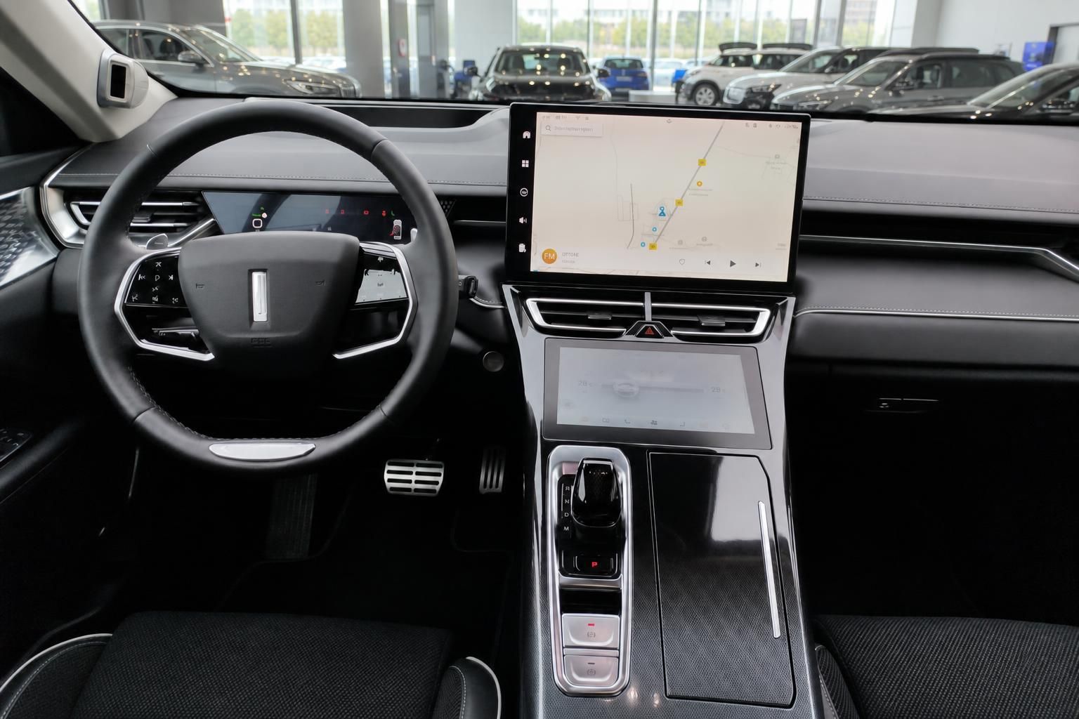 WEY SUV Cockpit – Lenkrad, großer Touchscreen mit Navigation und Mittelkonsole mit Automatikgetriebe