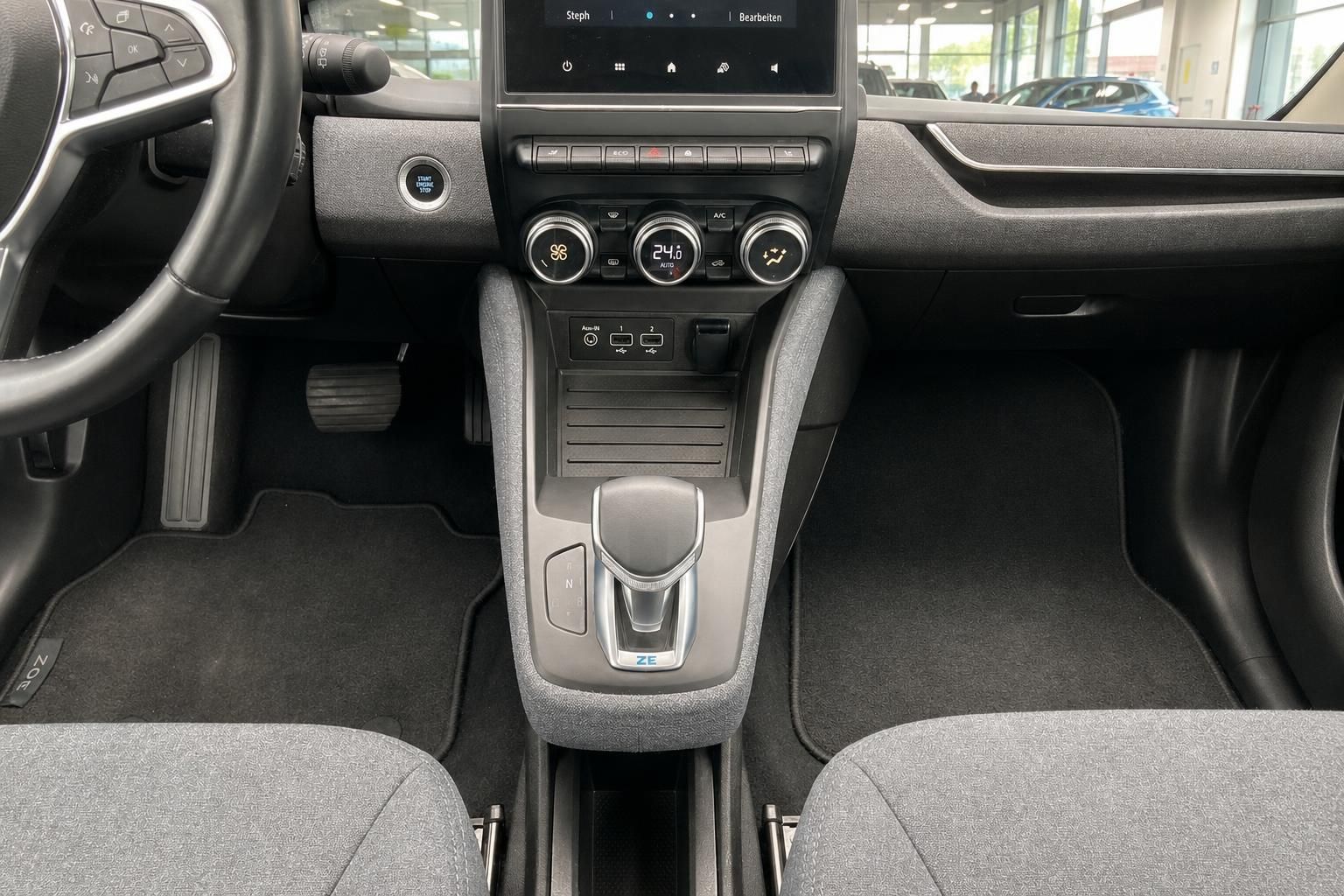 Mittelkonsole mit Automatikgetriebe, Klimaregelung und Infotainment System