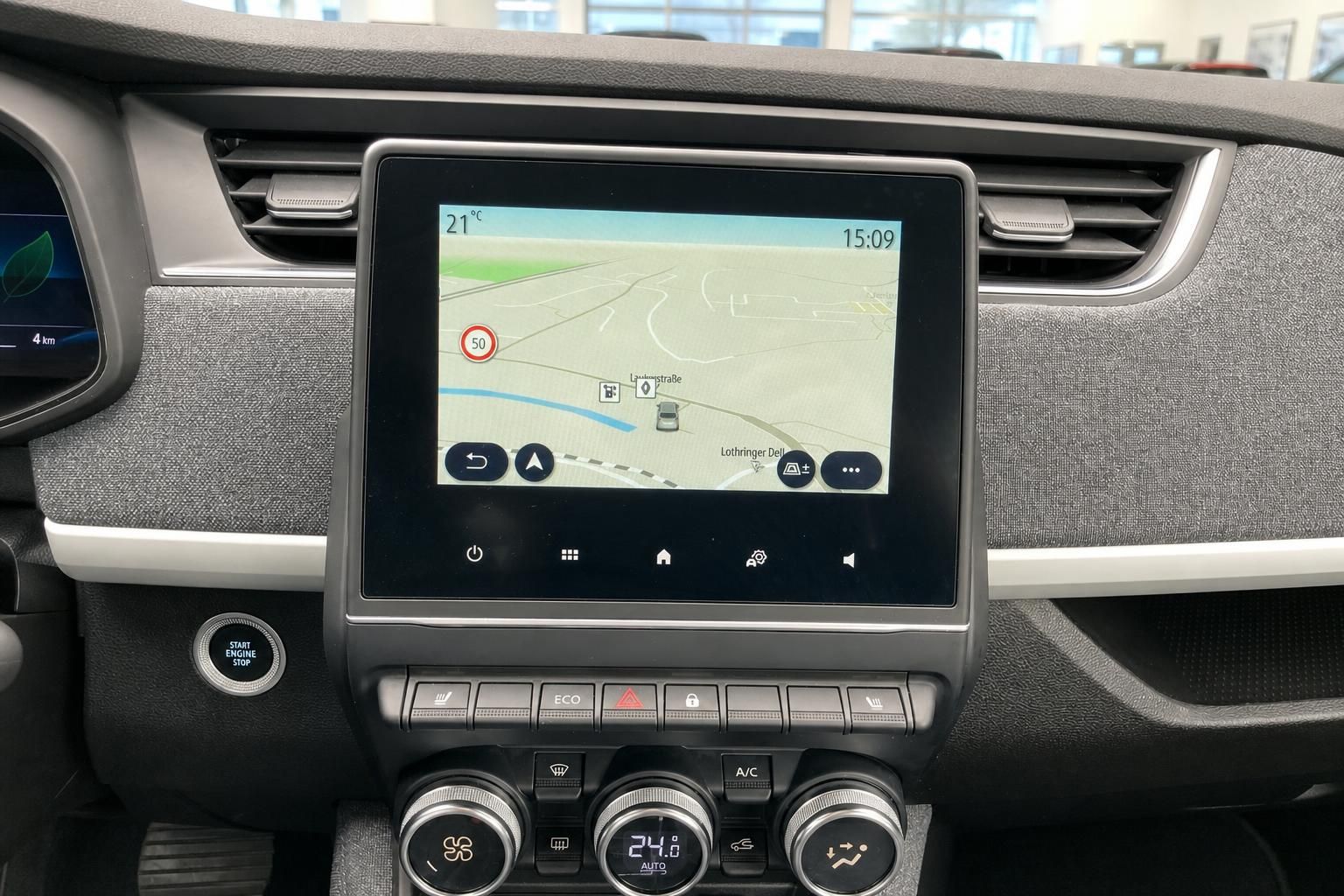 Armaturenbrett mit Navigationssystem und Klimaanlage - modernes Fahrzeug-Cockpit mit Touchscreen